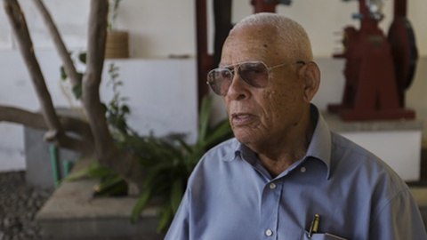 Joaquim Liberal Spencer, um dos irmãos separados há 80 anos, depois da deportação do pai para Cabo Verde, em Tarrafal de São Nicolau, Cabo Verde. Joaquim e Deodato viveram décadas sem saberem um do outro. Conheceram-se em 2014. Foto ELTON MONTEIRO/LUSA