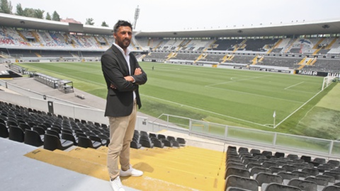 Moreno, o novo treinador dos vimaranenses, lidera a primeira equipa a entrar em prova, estreia na equipa A e nas provas europeias.&nbsp; &nbsp;Foto&nbsp;José Carmo/Global Imagens