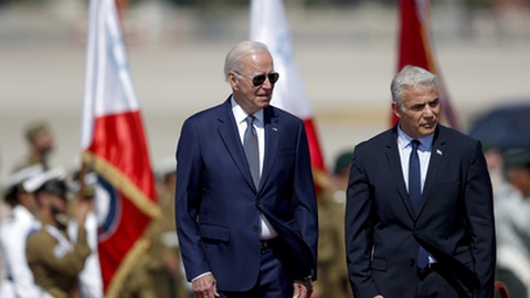 O presidente dos EUA, Joe Biden, recebido à chega a Israel pelo primeiro-ministro, Yair Lapid, no início do périplo pelo Médio Oriente.&nbsp; Foto EPA/ATEF SAFADI