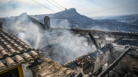 Uma habitação destruída pelo incêndio de ontem em Palmela. O fogo mobilizou 423 operacionais, com o apoio de 129 meios terrestres.