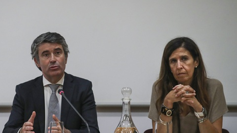 Ministro da Administração Interna, José Luís Carneiro, acompanhado pela secretária de Estado da Administração Interna, Patrícia Gaspar