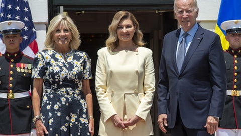 Olena Zelenska entre o casal Joe e Jill Biden quando visitou a Casa Branca em Julho.&nbsp; Foto&nbsp;EPA/BONNIE CASH