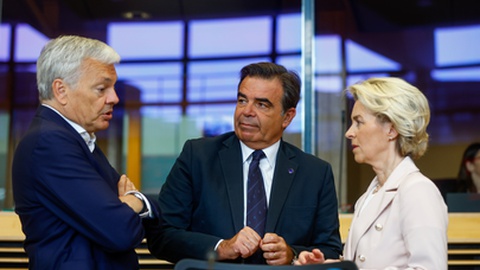 O comissário europeu de Justiça, Didier Reynders (Esquerda), o vice-presidente da Comissão Europeia para a Promoção do Estilo de Vida Europeu, Margaritis Schinas (ao centro) e a presidente da Comissão Europeia, Ursula von der Leyen.&nbsp; Foto&nbsp;EPA/STEPHANIE LECOCQ