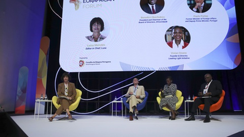 Benedict Oramah (à direita) numa conferência onde esteve o antigo ministro dos Negócios Estrangeiros e da Defesa, Paulo Portas, e ainda Vivian Onano (ao meio), no debate sobre 'Geopolítica - Novo mapa', moderado pela directora de informação da Agência Lusa, Luísa Meireles (à esquerda).&nbsp; &nbsp;Foto&nbsp;ANTÓNIO COTRIM/LUSA