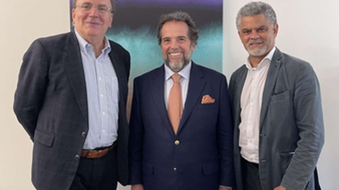 Otacílio Soares ao centro na fotografia.&nbsp; &nbsp;Foto&nbsp;Câmara de Comércio e Indústria Luso-Brasileira/Instagram