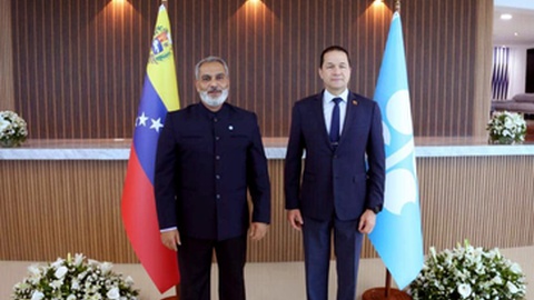 O ministro Carlos Faria à direita na foto.&nbsp; &nbsp;Foto&nbsp;EPA/Ministry of the Economy