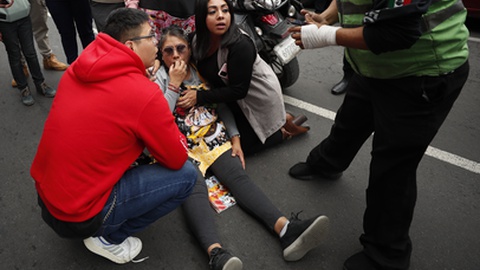 Na segunda-feira um outro sismo de 7.7 tinha sido sentido. Foto EPA/Jose Mendez