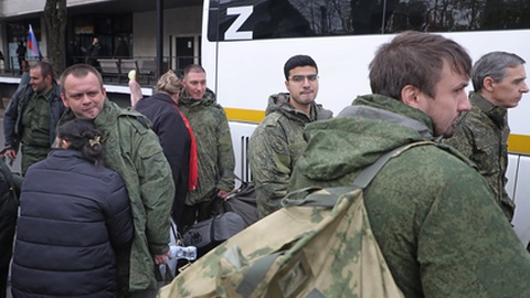 Soldados russos mobilizados para a guerra despedem-se dos que ficam.&nbsp; &nbsp;Foto&nbsp;EPA/MAXIM SHIPENKOV