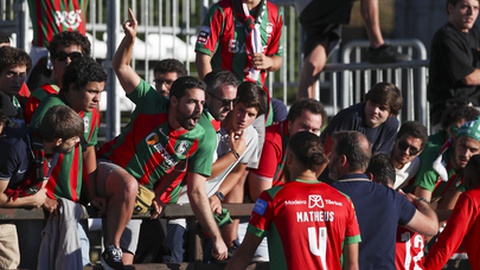 João Henriques e os jogadores foram confrontados pelos adeptos.&nbsp; &nbsp;Foto&nbsp;JOSÉ SENA GOULÃO/LUSA