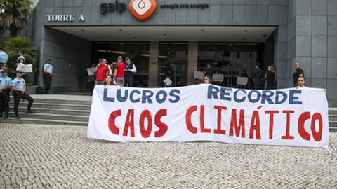 Activistas pela Justiça Climática durante o protesto junto à sede da Galp em Lisboa, contra o papel das petrolíferas na crise do custo de vida e na crise climática, em Lisboa, a 17 de Outubro de 2022. Foto ANTÓNIO COTRIM/LUSA