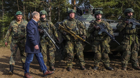 Scholz e soldados alemães junto a um veículo Marder, durante uma apresentação para o Exercício Operacional das Forças Armadas Alemãs, em Bergen, a 17 de Outubro de 2022.