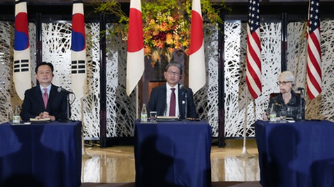 O vice-ministro dos Negócios Estrangeiros da Coeria do Sul, Cho Hyundong, o vice-ministro dos Negócios Estrangeiros do Japão, Takeo Mori, e a secretária de Estado-Adjunta dos EUA, Wendy Sherman, em conferência de imprensa conjunta.&nbsp; Foto&nbsp;EPA/Eugene Hoshiko/POOL