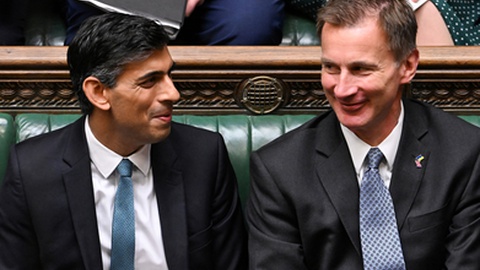 O primeiro-ministro Rishi Sunak e o ministro das Finanças Jeremy Hunt.&nbsp; &nbsp;Foto&nbsp;AFP PHOTO/Jessica Taylor/UK Parliament