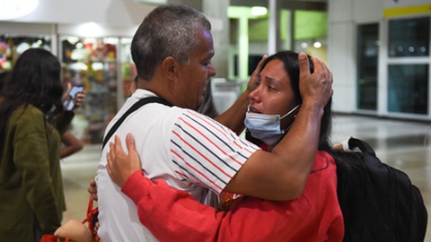 Migrante venezuelana recebida por familiar após falhar entrada nos EUA.&nbsp; &nbsp;Foto&nbsp;Miguel ZAMBRANO/AFP