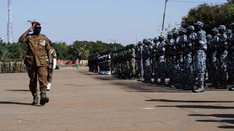 O Ministro da Defesa inspeciona as tropas durante o 62.º aniversário da criação das Forças Armadas do Burkina Faso, em Ouagadougou, a 1 de Novembro de 2022.