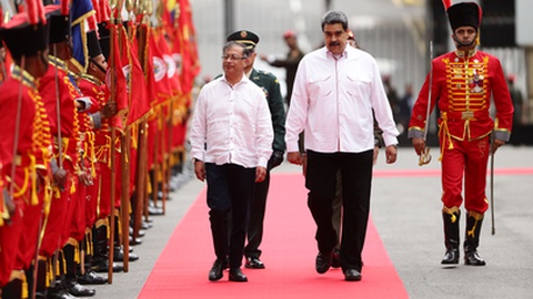 Gustavo Petro e Nicolas Maduro assinaram acordo em Caracas.&nbsp; Foto&nbsp;EPA/Rayner Pena R.