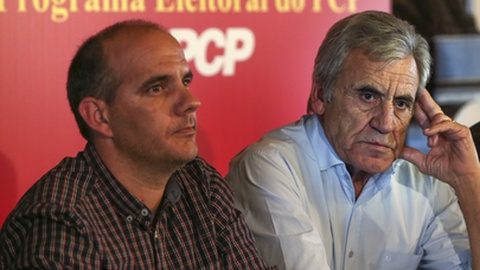 Em 2015, Paulo Raimundo ao lado de Jerónimo de Sousa.&nbsp; &nbsp;Foto Arquivo/MANUEL DE ALMEIDA/LUSA