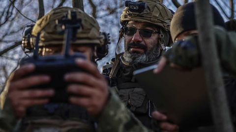 Soldados ucranianos lançam um 'drone' no Norte de Kherson, Ucrânia, num exercício militar a 7 de Novembro de 2022.