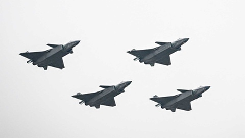 Caças J-20 do Exército de Libertação Popular da China num espectáculo aéreo em Zhunai, China, a 8 de Novembro de 2022.