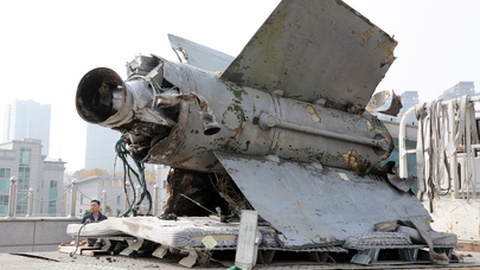 Destroços de um míssil balístico que terá sido lançado pela Coreia do Norte, apresentado hoje como prova na Coreia do Sul.&nbsp; &nbsp;Foto&nbsp;EPA/YONHAP/POOL