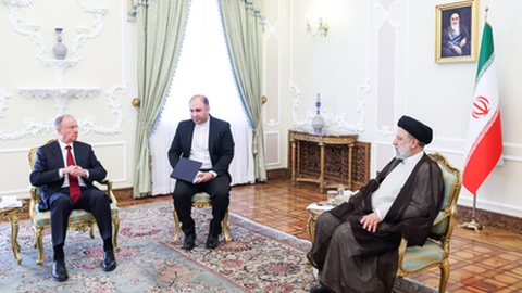 Ontem o presidente iraniano, Ebrahim Raisi, recebeu o secretário do Conselho de Segurança russo, Nikolai Patrushev, em Teerão. Foto EPA/IRANIAN PRESIDENTIAL OFFICE