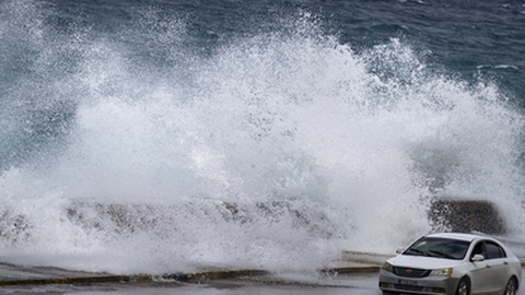 O furacão Nicole também mostrou potência em Cuba.&nbsp; Foto&nbsp;EPA/YANDER ZAMORA