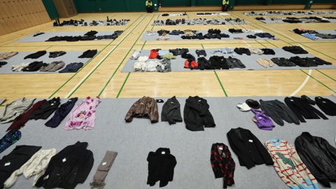 Peças de vestuário e calçado perdidos na tragédia de Itaewon.&nbsp; &nbsp;Foto&nbsp;EPA/YONHAP SOUTH KOREA OUT