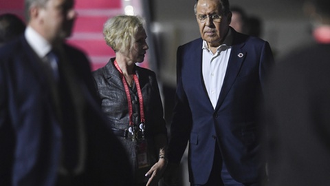 Lavrov na chegada a Bali no domingo.&nbsp; &nbsp; Foto&nbsp;EPA/SONNY TUMBELAKA / POOL