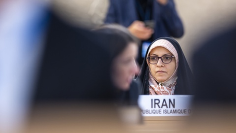 Khadijeh Karimi, representante do Vice-presidente para os Assuntos da Família e Mulheres da República do Irão, durante uma conferência no Conselho para os Direitos Humanos precisamente sobre a deterioração dos direitos humanos&nbsp;no Irão, realizada ontem na sede europeia da ONU, em Geneva, Suíça.&nbsp; Foto EPA/MARTIAL TREZZINI