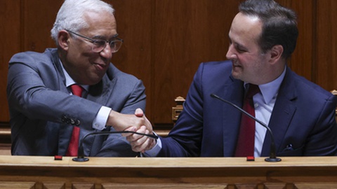 António Costa cumprimenta o ministro das Finanças, Fernando Medina, após a aprovação do Orçamento do Estado para 2023 na Assembleia da República em Lisboa, 25 de Novembro de 2022.