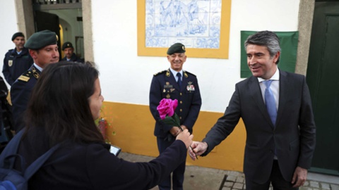 José Luís Carneiro oferece uma flor de papel a uma jornalista após a inauguração de um gabinete dedicado ao atendimento à vítima, Évora, 25 de Novembro de 2022.