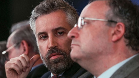 Francisco Assis (à direita na foto) ao lado de Pedro Nuno Santos (à esquerda).&nbsp; &nbsp; Foto&nbsp;TIAGO PETINGA/LUSA