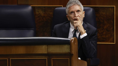 Ministro do Interior espanhol, Fernando Grande-Marlaska, durante o inquérito, no Parlamento espanhol, relativamente às mortes em Melilla