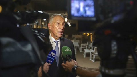 O Presidente da República fala à comunicação social no início da sua visita a Cabo Verde.