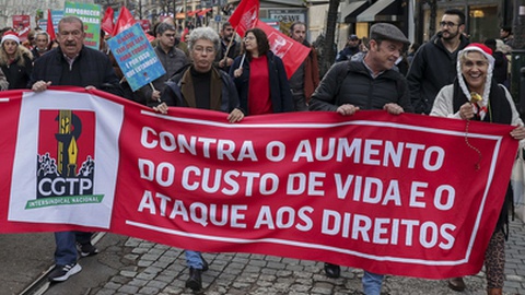 Manifestação da CGTP-IN, entre o Largo de Camões e o Rossio, integrada na campanha pela fixação do salário mínimo nacional nos 850 euros, pelas 35 horas de trabalho sem redução salarial, valorizaçao das carreiras profissionais e a erradicação da pobreza, Lisboa, 16 de dezembro de 2022.
