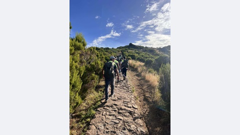 Autarquia, com apoio de empresários locais, tem levado mantimentos para aqueles que combatem as chamas.