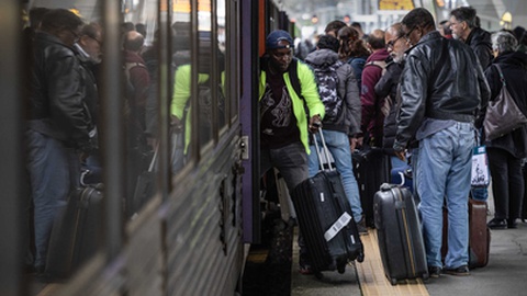 Passageiros aguardam por um comboio na Estação de Campanhã, durante o dia da greve de 24 horas dos trabalhadores da CP - Comboios de Portugal, em conjunto com os trabalhadores da Infraestruturas de Portugal (IP), no Porto, 23 de dezembro de 2022.
