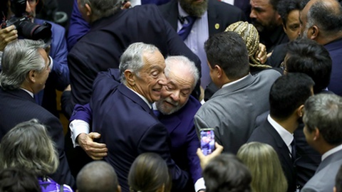 Ontem o Presidente da República foi o primeiro chefe de Estado a cumprimentar o novo líder brasileiro. Foto EPA/Jarbas Oliveria