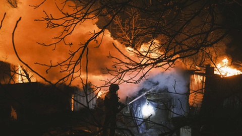 Incêndio em um edifício particular após bombardeamento russo na vila de Ivanivka, perto de Bakhmut, na área de Donetsk, Ucrânia, a 2 de Janeiro de 2023.
