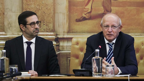 O presidente da Assembleia da República, Augusto Santos Silva (D), acompanhado pelo deputado do Partido Social Democrata (PSD) e presidente eleito da Comissão Eventual para a Revisão Constitucional, Joaquim Pinto Moreira (E).&nbsp;