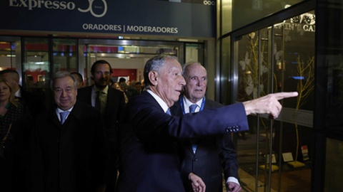 O Presidente da República, ladeado pelo secretário-geral das Nações Unidas, António Guterres, conversa com o fundador do semanário Expresso, Francisco Pinto Balsemão, no final da Grande Conferência Expresso 50 Anos Deixar o Mundo Melhor, na Fundação Champalimaud, em Lisboa, a 6 de Janeiro de 2023.