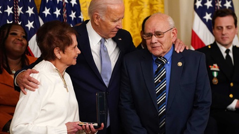 Joe Biden atribui a 'Medalha Presidencial Civil' a Gladys Sicknick e Charles Sicknick, pais do polícia Brian Sicknick, que faleceu na sequência do ataque ao Capitólio, numa cerimónia que marcou o segundo aniversário do ataque. Casa Branca, Washington, 6 de Janeiro de 2023.