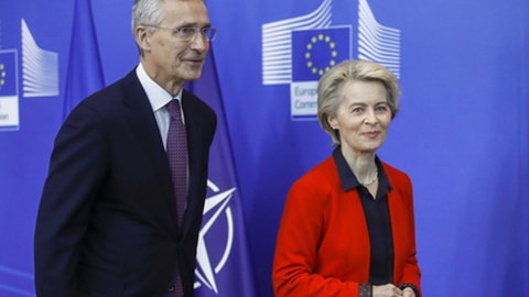 Ursula von der Leyen com o secretário-geral da NATO, Jens Stoltenberg.&nbsp; &nbsp;Foto&nbsp;EPA/OLIVIER HOSLET