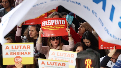 Professores manifestam-se durante as reuniões sindicais com a tutela, numa iniciativa da Federação Nacional dos Professores (Fenprof) frente ao Ministério da Educação, em Lisboa, 20 de Janeiro de 2023.
