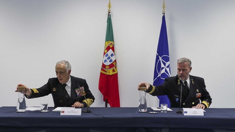 O presidente do Comité Militar da NATO, Almirante Rob Bauer, e o Chefe do Estado-Maior-General das Forças Armadas de Portugal, Almirante António Silva Ribeiro, durante uma conferência de imprensa no Comando Operacional de Oeiras, 20 de Janeiro de 2023.