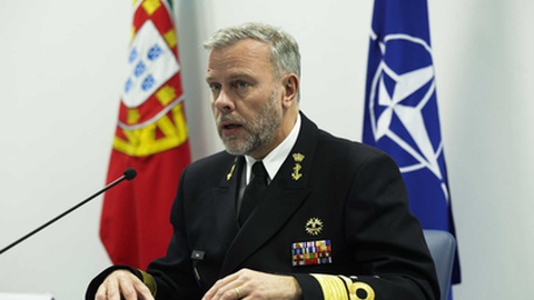 O presidente do Comité Militar da NATO, Almirante Rob Bauer, durante a conferência de imprensa no Comando Operacional de Oeiras, 20 de Janeiro de 2023.