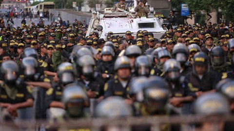 Polícia e guarda militar nas imediações do Congresso do Peru durante uma demonstração anti-governo, em Lima, Peru, a 31 de Janeiro de 2023. 
