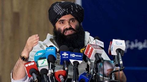 Um dos talibãs, Sirajuddin Haqqani, que deixou de estar com a cabeça a prémio.&nbsp; Foto Wakil KOHSAR / AFP / Arquivo