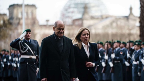 Chanceler alemão Olaf Scholz e Primeira-Ministra italiana Giorgia Meloni na recepção com honrar militares em Berlim, a 3 de Fevereiro de 2023.