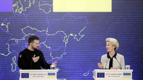 Volodymyr Zelensky e Ursula von der Leyen na conferência de imprensa conjunta, após o EU summit em Kiev, a 3 de Fevereiro de 2023.
